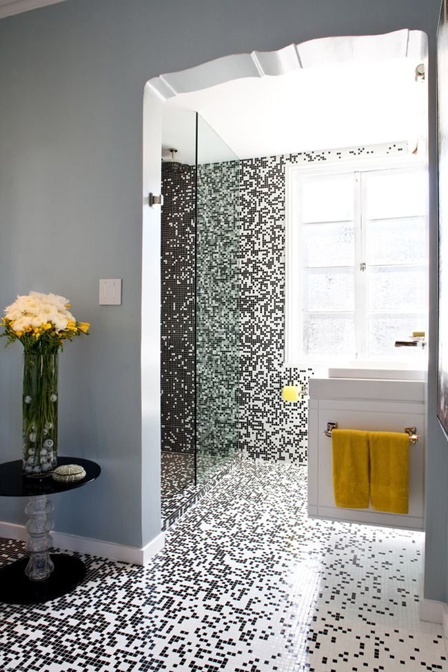 Mosaik auf dem Boden im Badezimmerinterieur