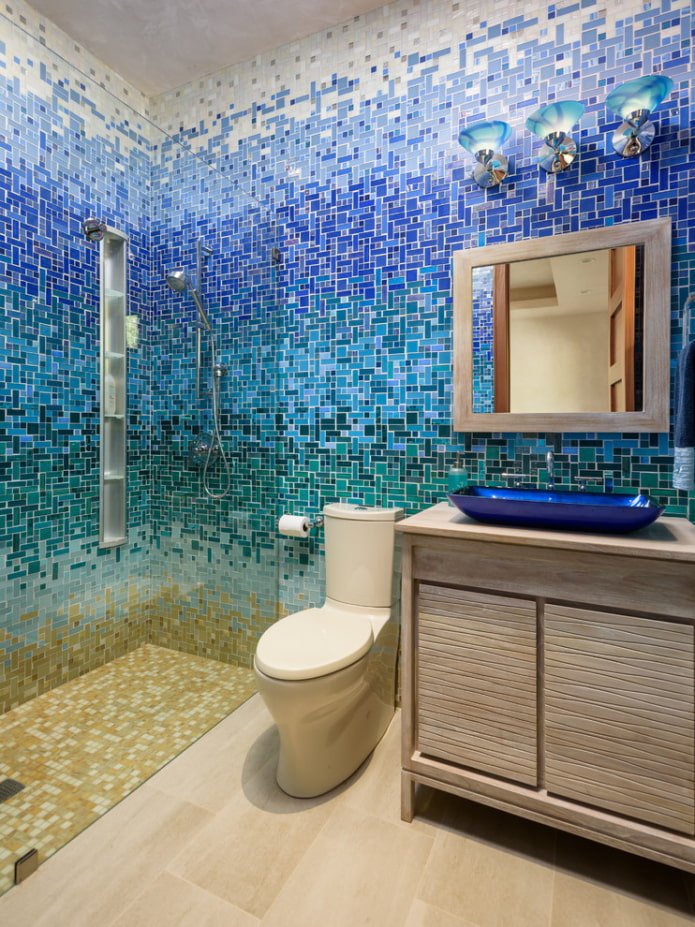 Mosaik an den Wänden im Badezimmer
