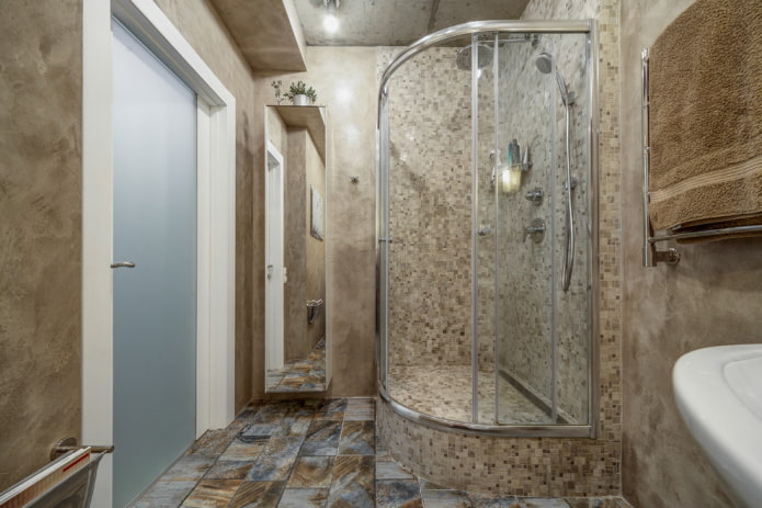 Mosaik in der Duschkabine im Badezimmerinnenraum