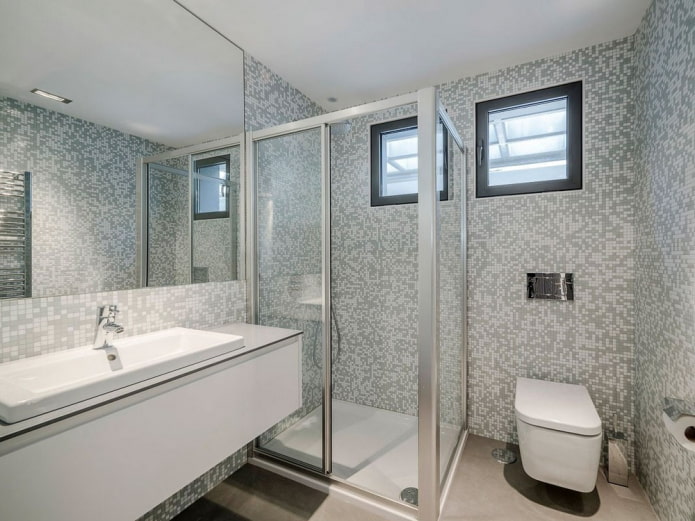 quadratisches Mosaik im Badezimmer