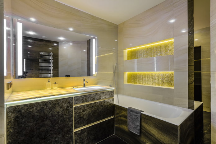 Regale mit Mosaik im Badezimmer