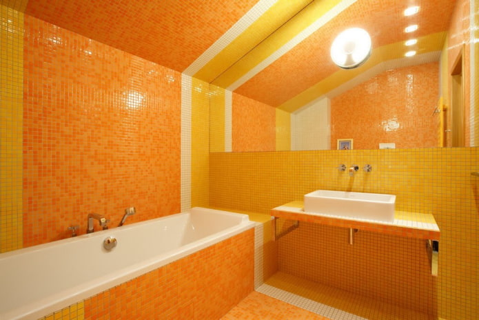 Kombination verschiedener Farben im Badezimmer