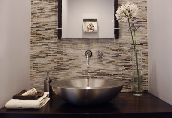 versetztes Mosaik im Badezimmer