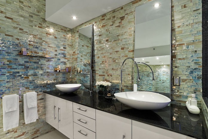 Steinmosaik im Badezimmer