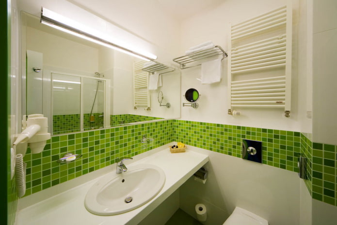 Lineares Mosaik im Badezimmer