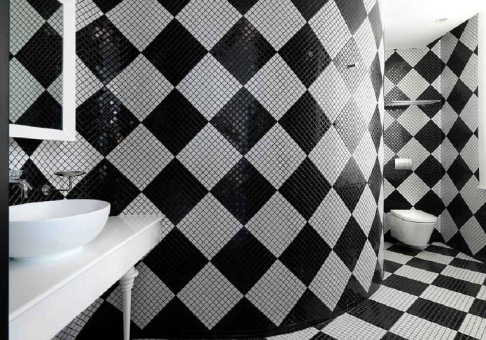 Schachbrettmosaik im Badezimmer