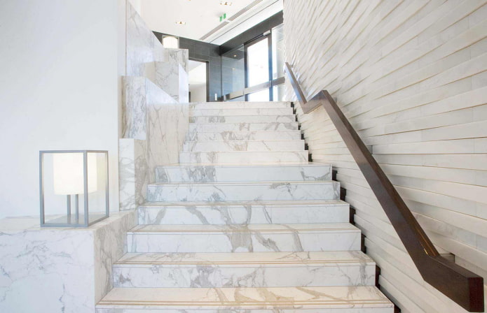 weiße Marmortreppe