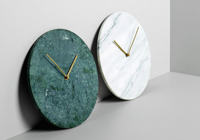 Wanduhr unter Marmor