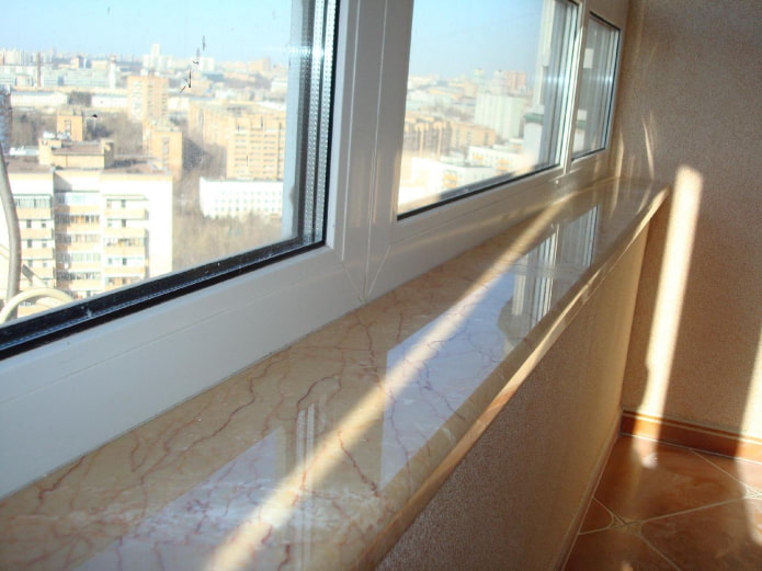 Marmorfensterbank auf dem Balkon