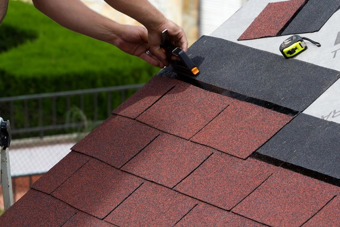 Installation von flexiblen Schindeln