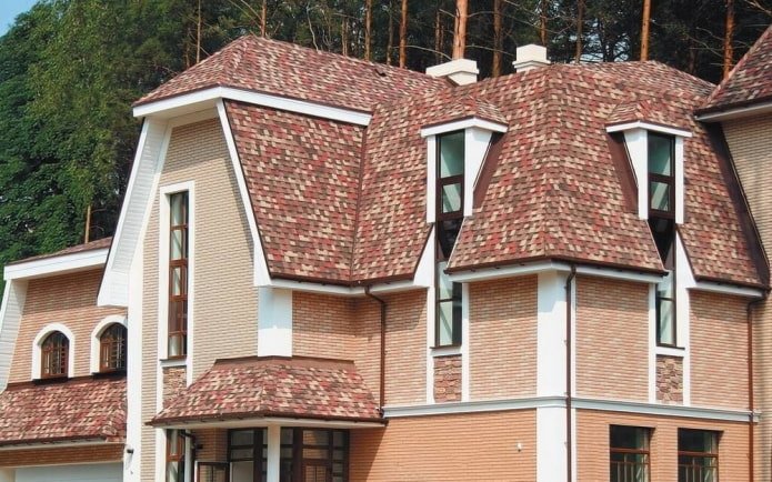 Haus mit bunten Bitumenziegeln