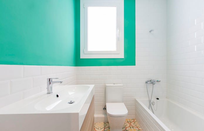Weiß- und Mintbadezimmer