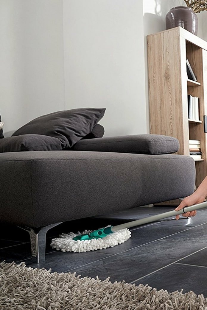 Mopp unter dem Sofa