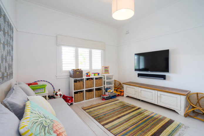 Fernseher an der Wand im Kinderzimmer