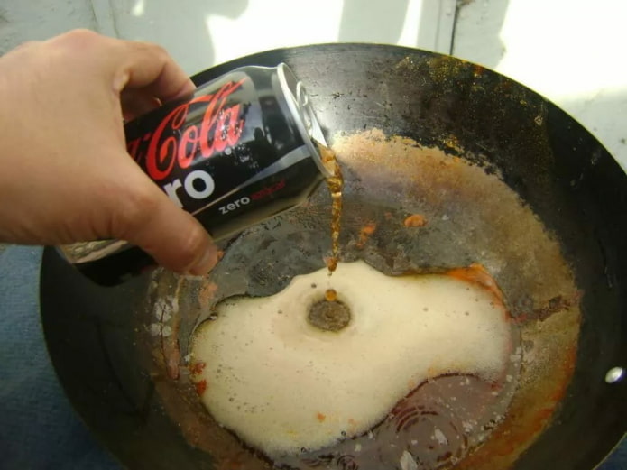 Waschen einer Bratpfanne mit Cola