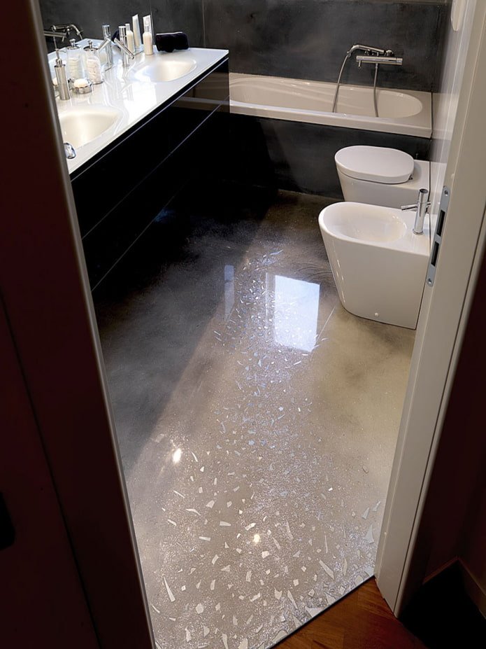 glatter Boden in der Toilette
