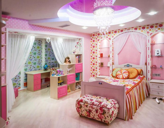 Spanndecke im Inneren des Kinderzimmers für ein Mädchen
