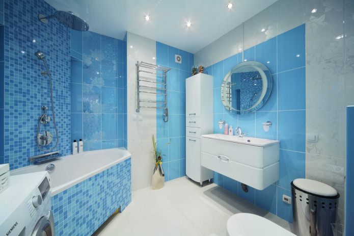 Weiß-blaues Badezimmerinterieur