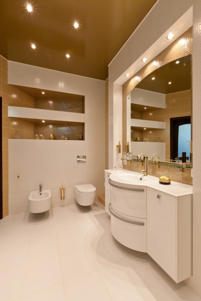 braune Spanndecke im Badezimmer
