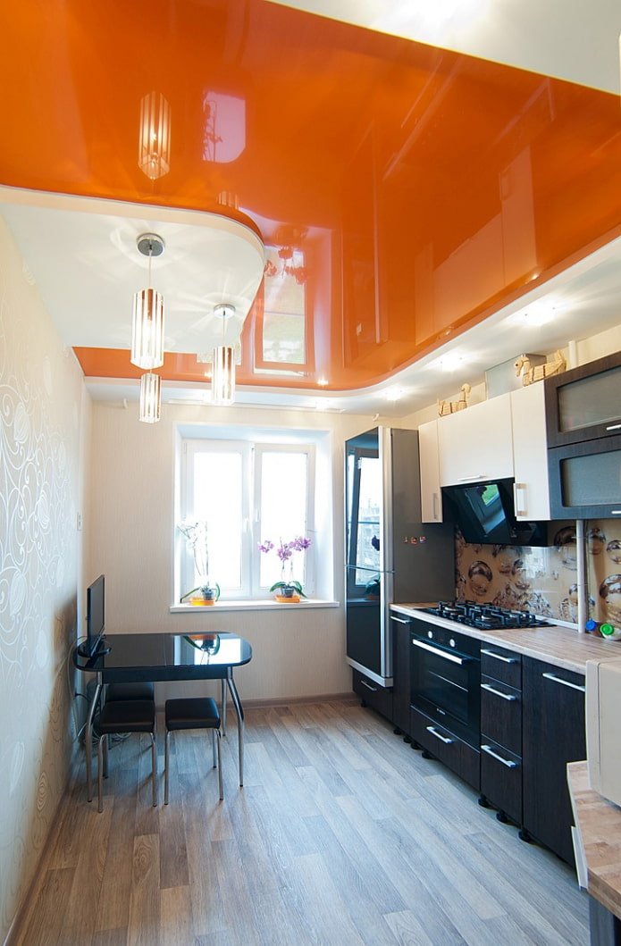 orange Spanndecke im Innenraum