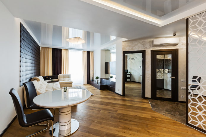 Kombinierte Decke im Wohnzimmer