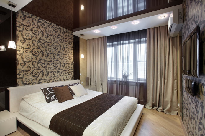 mehrfarbige Spanndecke im Schlafzimmer