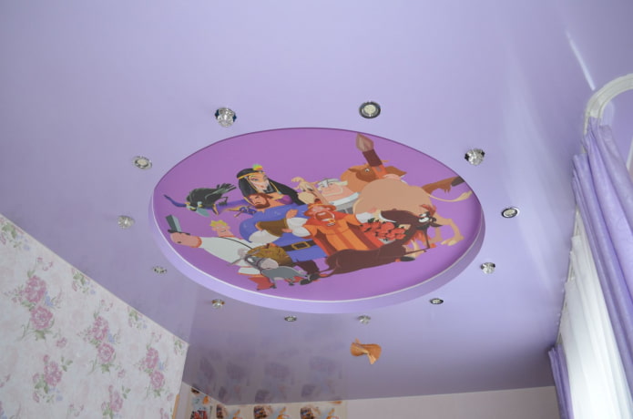 lila Deckenstruktur im Kinderzimmer