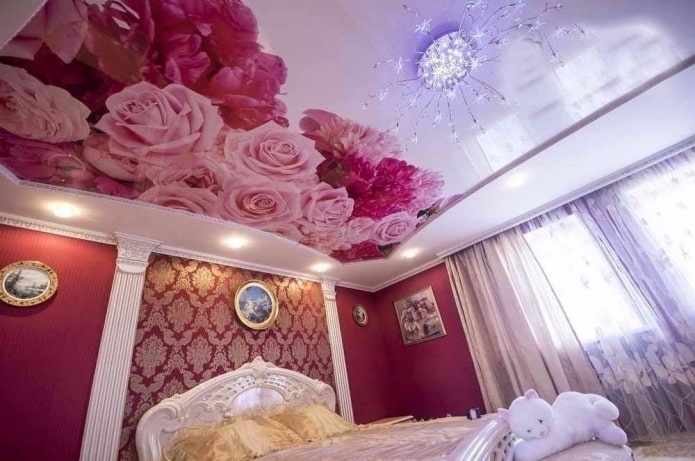 Fotodruck an der Decke im Schlafzimmer