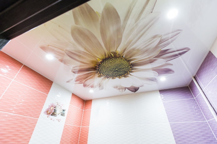 Decke mit Fotodruck im Badezimmer