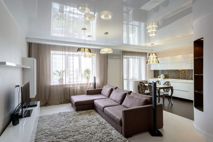 Wohnzimmer mit weißer Decke