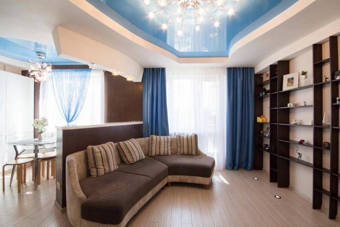 Blaue Vorhänge im Wohnzimmer
