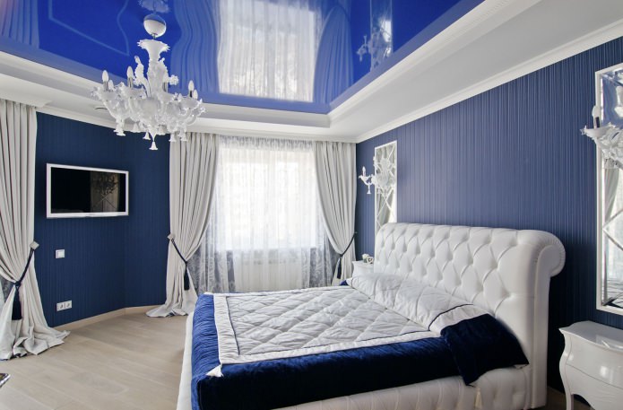 blaue Decke im Schlafzimmer