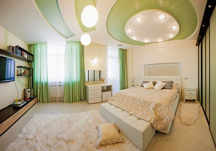 Zweistufige Spanndecke in einem weiß-grünen Schlafzimmer