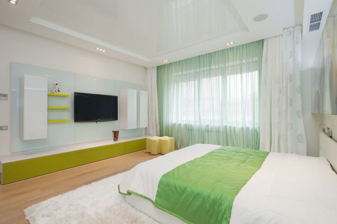weiße Spanndecke im Schlafzimmer