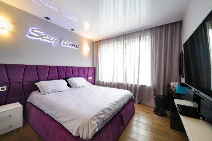 weiße Spanndecke im Schlafzimmer