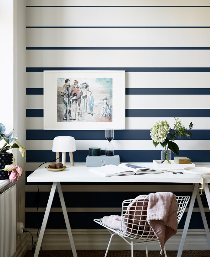 blaue, abnehmende Streifen an der Wand