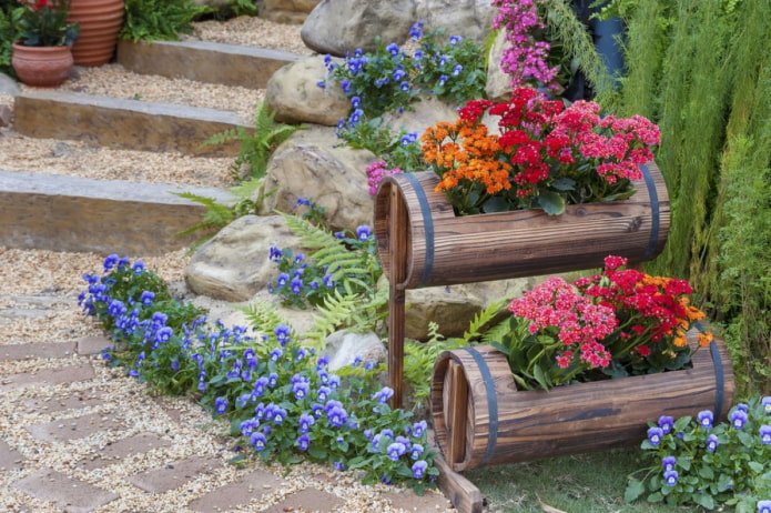 ein Blumenbeet in einem Fass