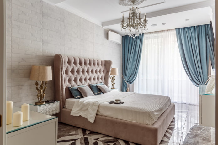 Möbel im Interieur im neoklassizistischen Stil
