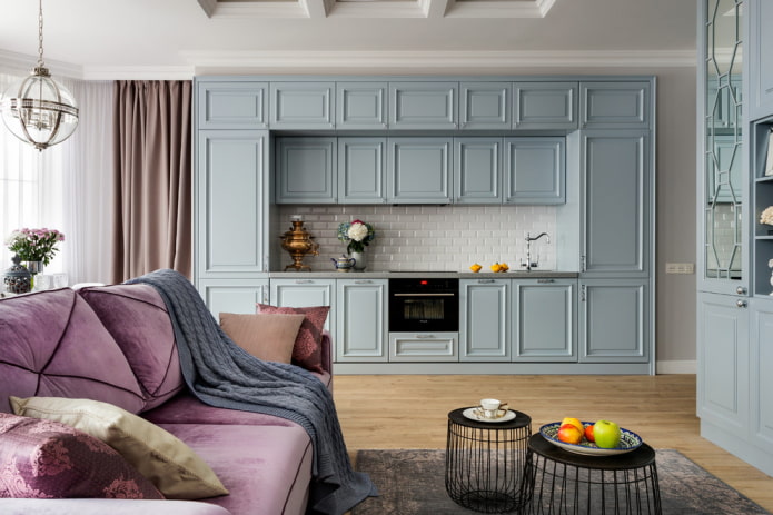 Möbel im Interieur im neoklassizistischen Stil