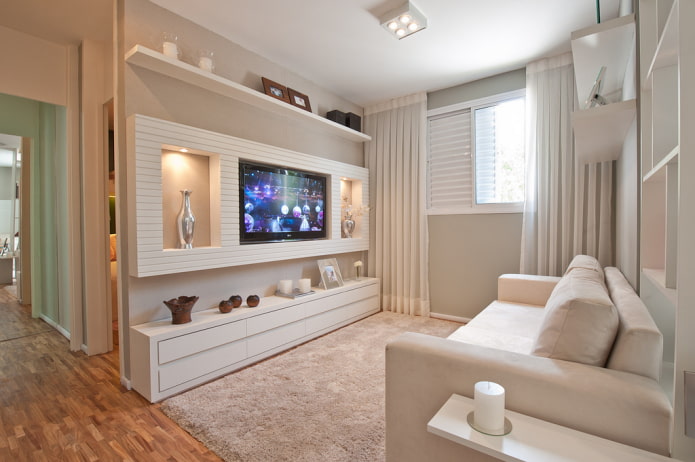 Fernseher in einer Nische im Wohnzimmer