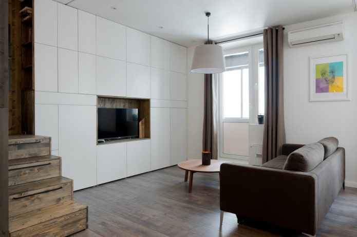 Fernseher in einer Nische im Wohnzimmer