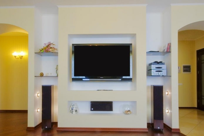 Fernseher mit Lautsprechern in einer Nische im Innenraum