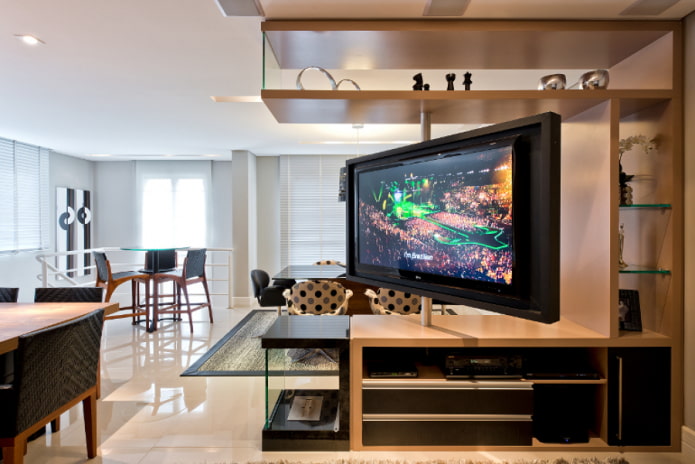 Fernseher in einer drehbaren Nische im Innenraum