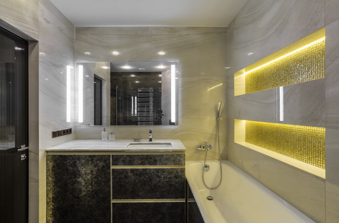 Nische mit Beleuchtung im Badezimmer