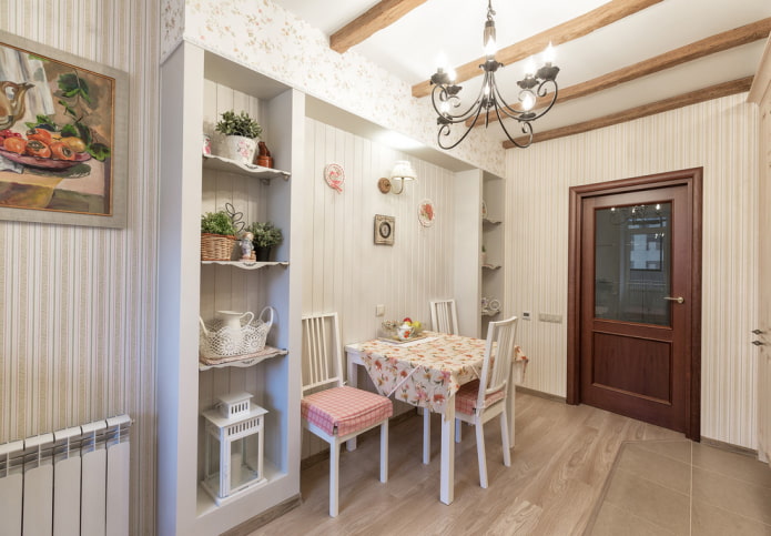 Wand mit einer Nische im Innenraum im Provence-Stil