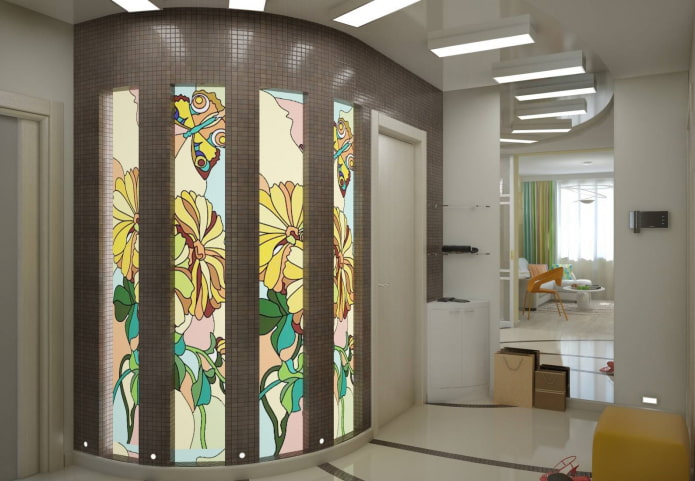 Nischen mit Buntglas im Flur