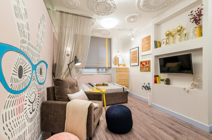 Wand mit Nischen im Innenraum eines Kinderzimmers
