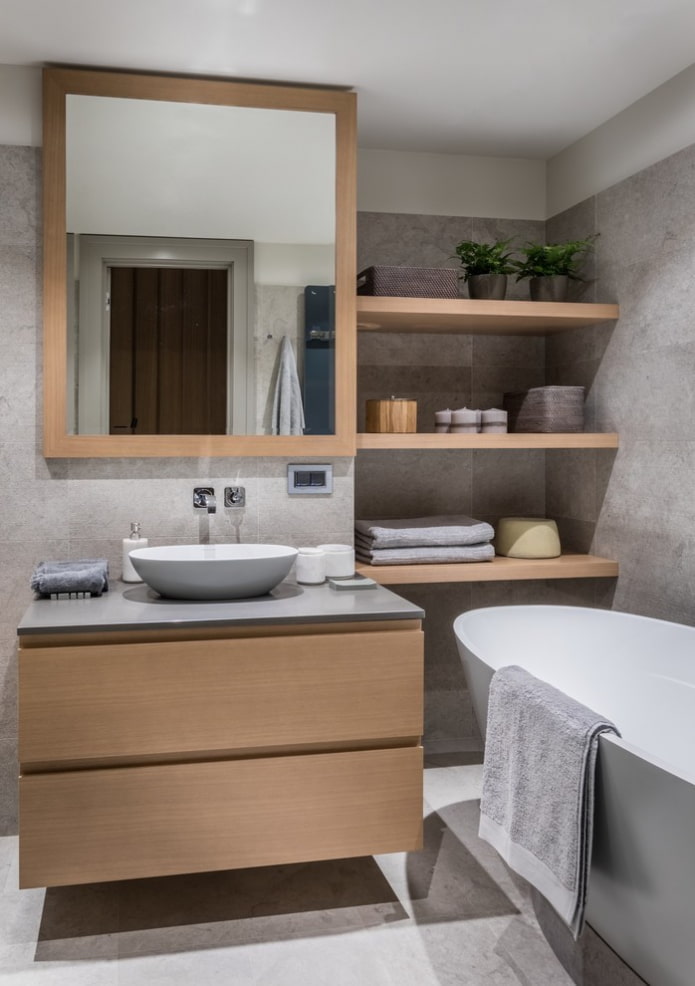 Nische mit Holzregalen im Badezimmer