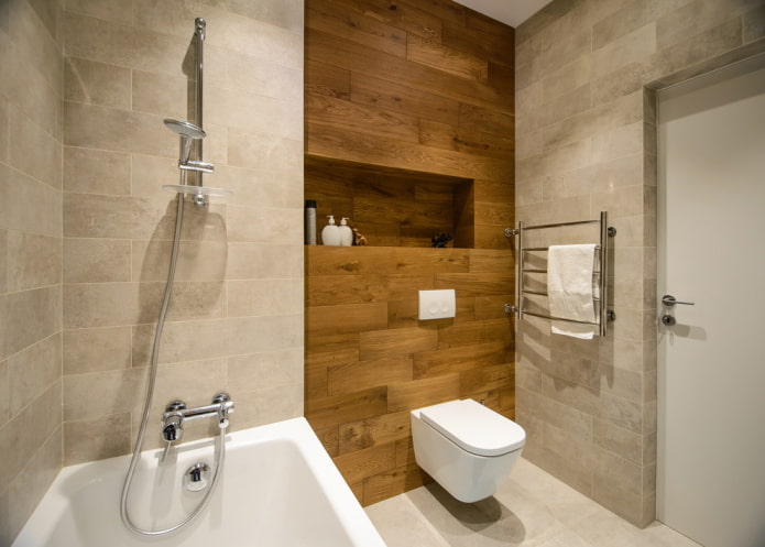 Nische hinter der Toilette im Badezimmer