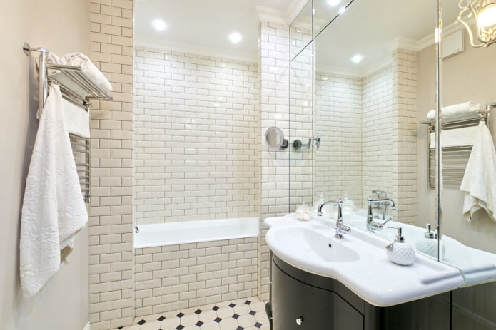 Nische mit einer Badewanne im Badezimmer